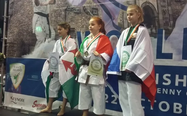Vpravo Míša Vaškovská s bronzovou medailí z kata