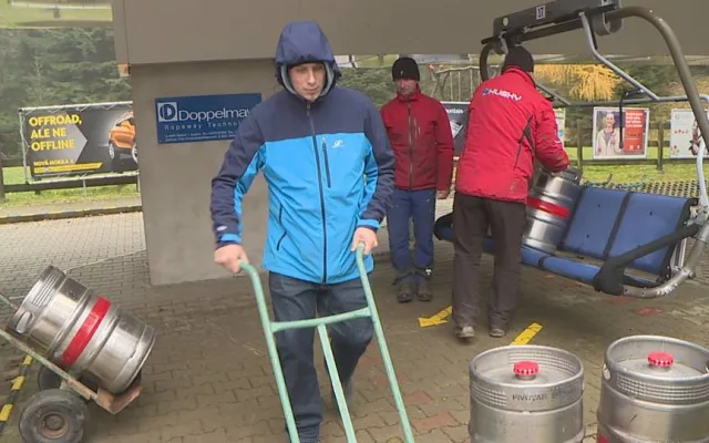 Na lanovce kroužily stovky pivních sudů. Technici testovali před zimní sezonou funkčnost brzd.