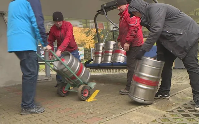 Na lanovce kroužily stovky pivních sudů. Technici testovali před zimní sezonou funkčnost brzd.