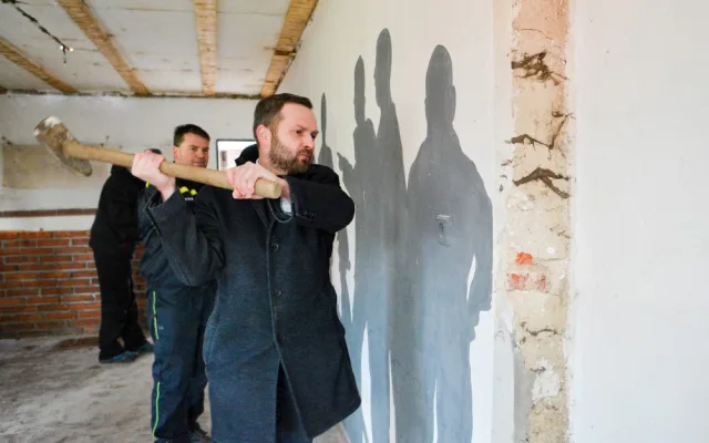 V Krásné Studánce vyroste nová zbrojnice. Demolice staré budovy začala tento týden.