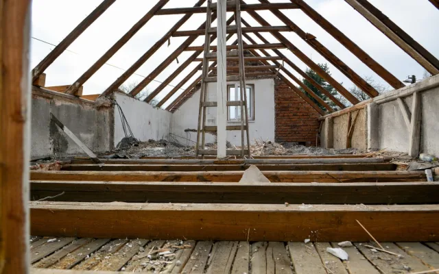 V Krásné Studánce vyroste nová zbrojnice. Demolice staré budovy začala tento týden.