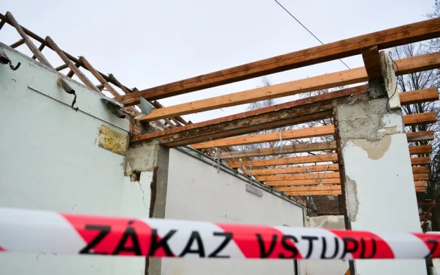V Krásné Studánce vyroste nová zbrojnice. Demolice staré budovy začala tento týden.