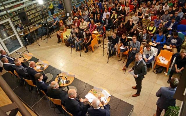 Debata prezidentských kandidát přilákala do knihovny několik stovek Liberečanů.