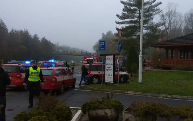 Vyhlášenou kolibu 4 Kameny u dálnice ve směru na Prahu zachvátil rozsáhlý požár.