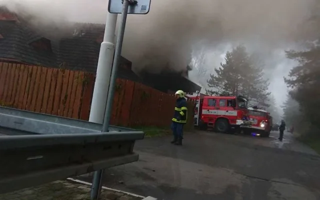 Vyhlášenou kolibu 4 Kameny u dálnice ve směru na Prahu zachvátil rozsáhlý požár.