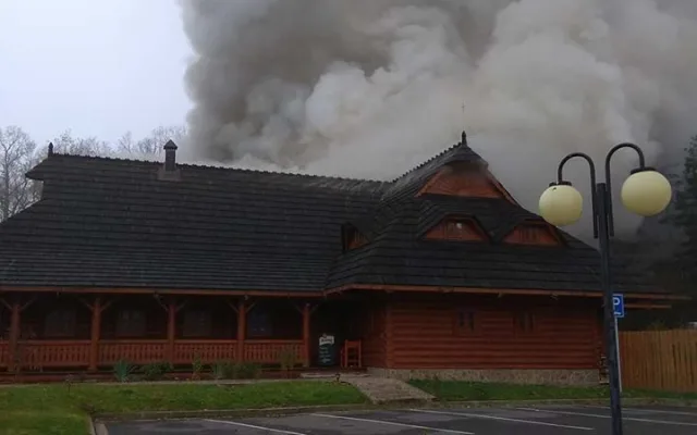 Vyhlášenou kolibu 4 Kameny u dálnice ve směru na Prahu zachvátil rozsáhlý požár.