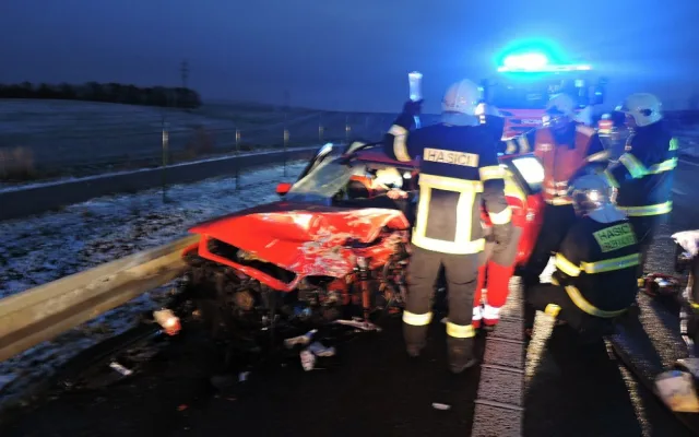 Vážná dopravní nehoda zastavila provoz na frekventované silnici u Václavic.