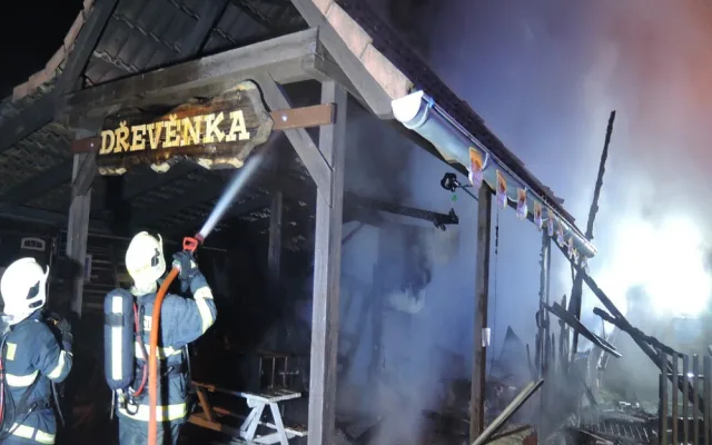 Chata Dřevěnka ve Sloupu v Čechách lehla popelem.