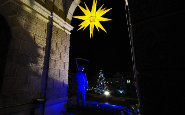 Do Liberce se vrátí videomapping. Světelná show tentokrát nasvítí vánoční strom.