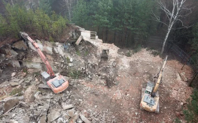 Demolice domů v Ralsku pokračuje. Bývalý štáb sovětské armády do dvou měsíců zmizí.