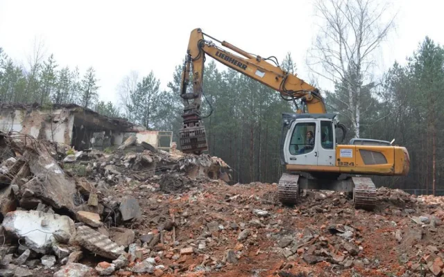 Demolice domů v Ralsku pokračuje. Bývalý štáb sovětské armády do dvou měsíců zmizí.