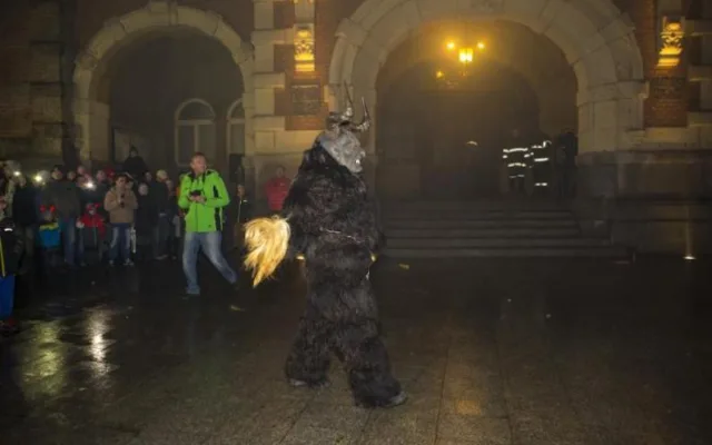 Frýdlantské náměstí patřilo Krampusům, stovky lidí se na ně přišly podívat.