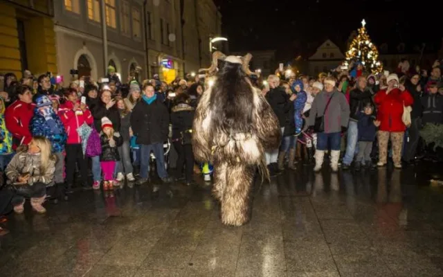 Frýdlantské náměstí patřilo Krampusům, stovky lidí se na ně přišly podívat.