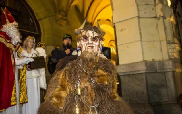 Frýdlantské náměstí patřilo Krampusům, stovky lidí se na ně přišly podívat.