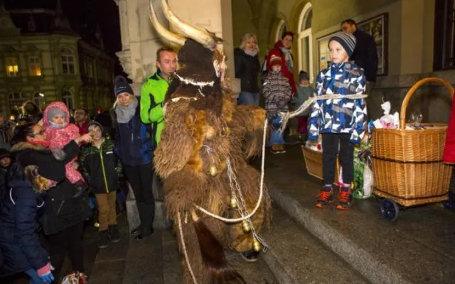 Frýdlantské náměstí patřilo Krampusům, stovky lidí se na ně přišly podívat.