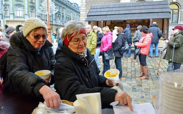 Primátor Batthyány rozléval dýňovou polévku.