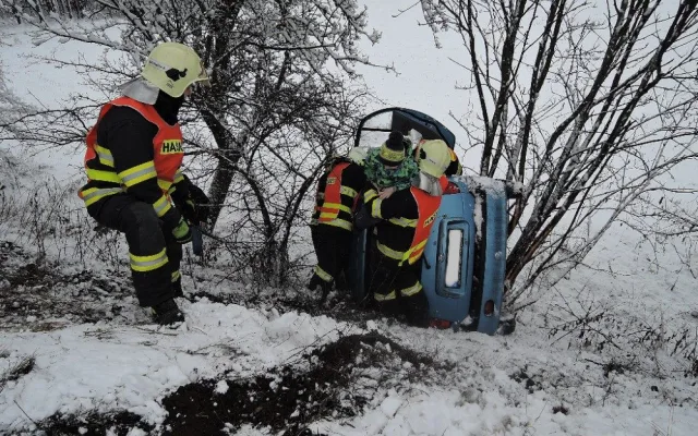 Popadané stromy i dopravní nehody, hasiči se během pátku nezastavili.