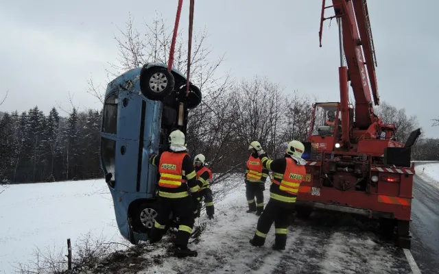 Popadané stromy i dopravní nehody, hasiči se během pátku nezastavili.