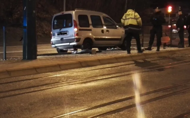 Řidička nezvládl řízení a narazila do zábradlí u zastávky U Lomu..