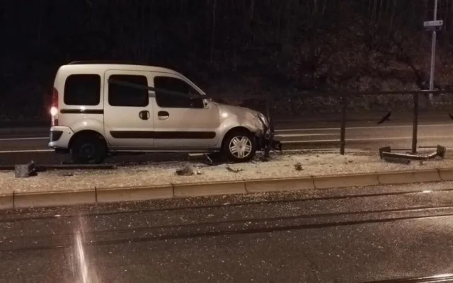 Řidička nezvládl řízení a narazila do zábradlí u zastávky U Lomu..
