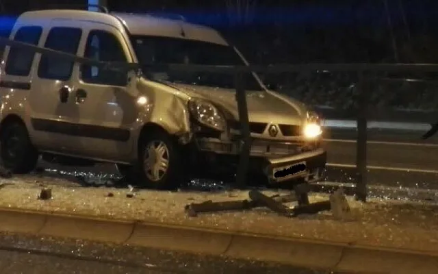 Řidička nezvládl řízení a narazila do zábradlí u zastávky U Lomu..