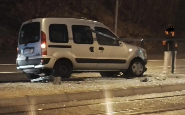 Řidička nezvládl řízení a narazila do zábradlí u zastávky U Lomu..