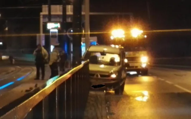 Řidička nezvládl řízení a narazila do zábradlí u zastávky U Lomu..