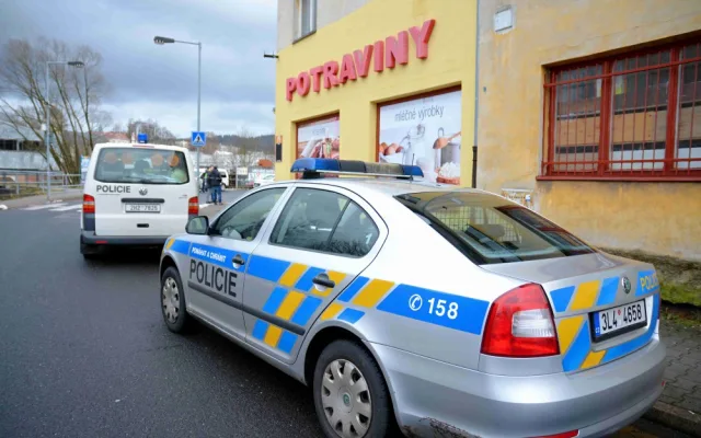 Policisté ve Vratislavicích vyšetřují přepadení večerky.