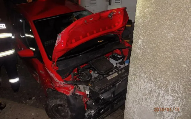 Střet vlaku a osobního automobilu se obešel bez zranění, řidič nadýchal skoro promile.