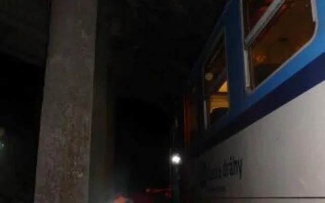 Střet vlaku a osobního automobilu se obešel bez zranění, řidič nadýchal skoro promile.