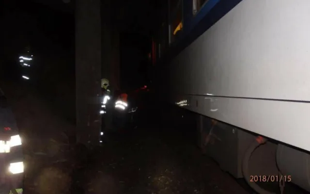 Střet vlaku a osobního automobilu se obešel bez zranění, řidič nadýchal skoro promile.