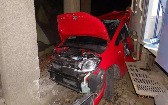 Střet vlaku a osobního automobilu se obešel bez zranění, řidič nadýchal skoro promile.
