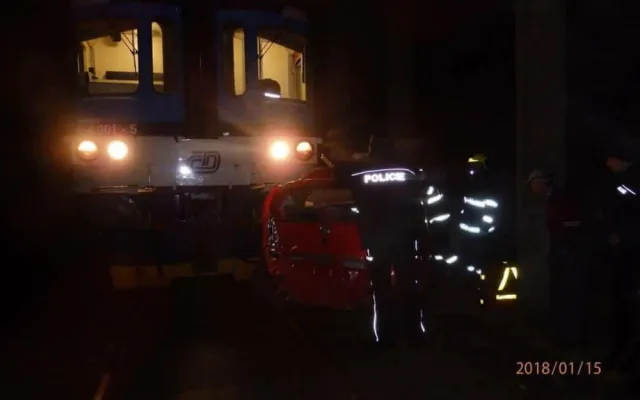 Střet vlaku a osobního automobilu se obešel bez zranění, řidič nadýchal skoro promile.
