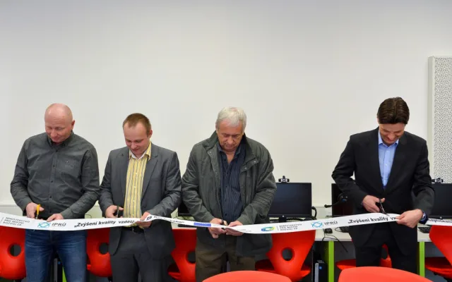 Základní škola Kaplického v Liberci má dvě nové odborné učebny a bezbariérový přístup.
