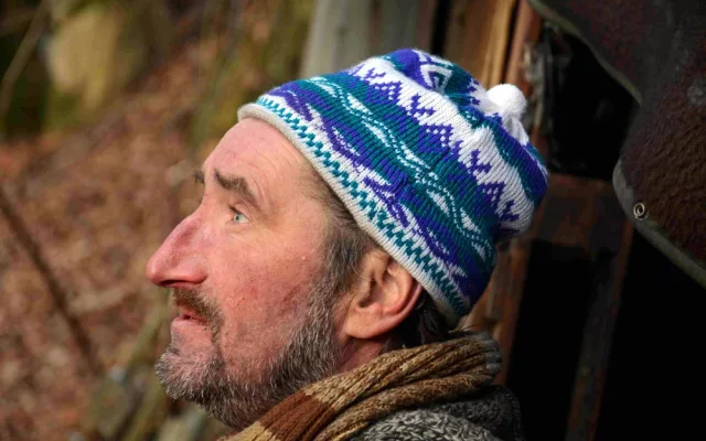 Těším se z každého dne, říká Václav Klukan. Bývalý osvětlovač žije osmým rokem v jeskyni.