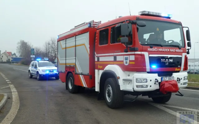 Řidič havaroval na kruhovém objezdu v Hrádku. Při nehodě utrhl kola svého auta.