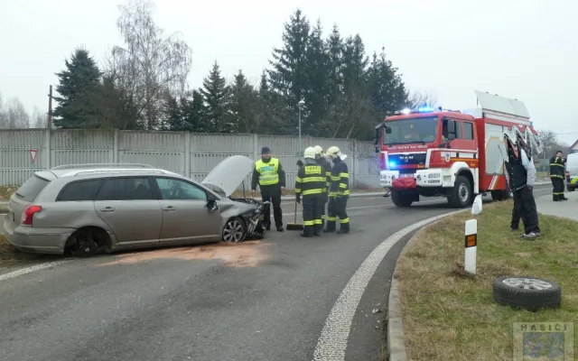 Řidič havaroval na kruhovém objezdu v Hrádku. Při nehodě utrhl kola svého auta.