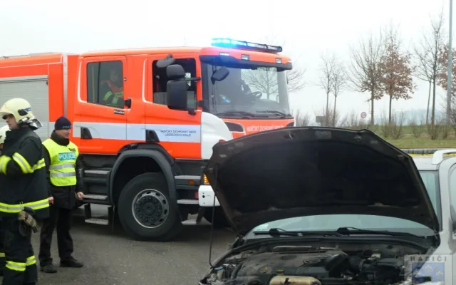 Řidič havaroval na kruhovém objezdu v Hrádku. Při nehodě utrhl kola svého auta.