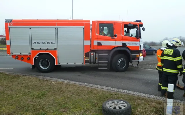 Řidič havaroval na kruhovém objezdu v Hrádku. Při nehodě utrhl kola svého auta.