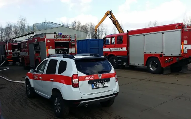 Požár aut v Kovošrotu.
