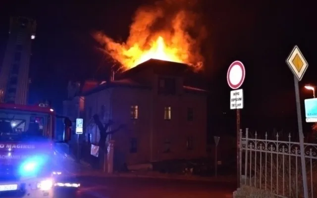 FOTO: V centru Liberce v noci hořelo. Dva muži jsou s popáleninami na Vinohradech.