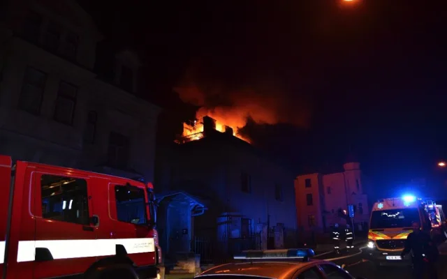 FOTO: V centru Liberce v noci hořelo. Dva muži jsou s popáleninami na Vinohradech.