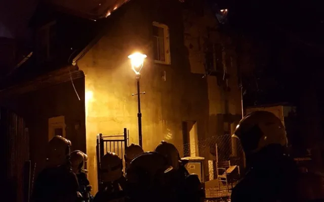 Požár v centru Liberce vyhnal z domova šestnáct osob. Škoda jde do statisíc korun.