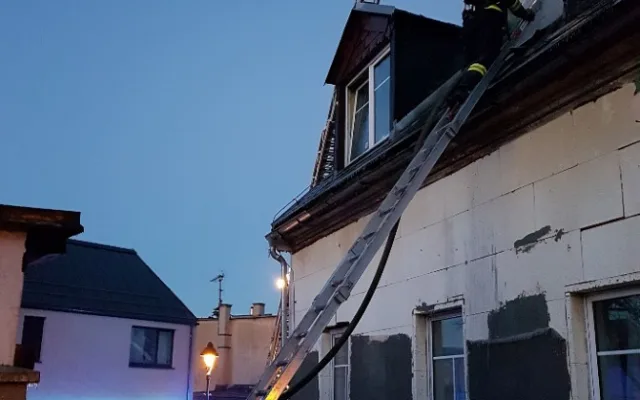 Požár v centru Liberce vyhnal z domova šestnáct osob. Škoda jde do statisíc korun.