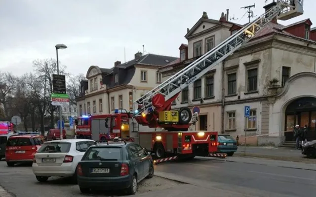 Požár v centru Liberce zkomplikoval dopravu v okolí bývalé galerie.