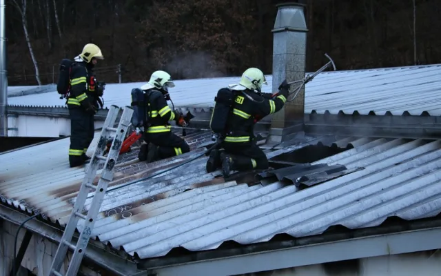 Požár autolakovny zaměstnal více než čtyři desítky hasičů.