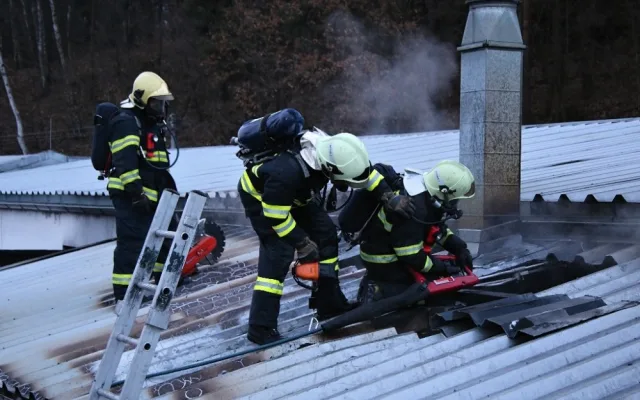 Požár autolakovny zaměstnal více než čtyři desítky hasičů.