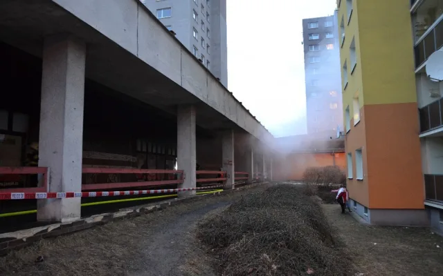 Při sobotním požáru v Jablonci se zranil jeden ze zasahujících hasičů.