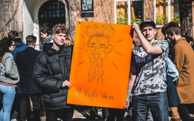 Studenti vyšli ze škol s transparenty, aby podpořili výzvu #VyjdiVen.