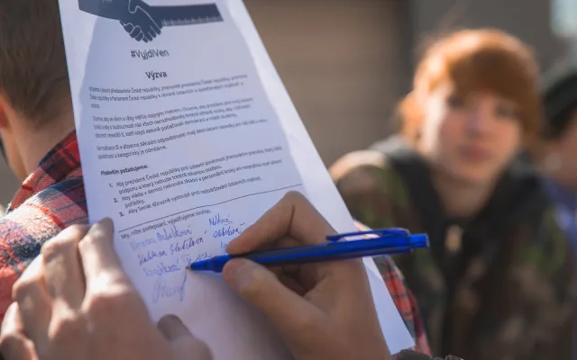 Studenti vyšli ze škol s transparenty, aby podpořili výzvu #VyjdiVen.